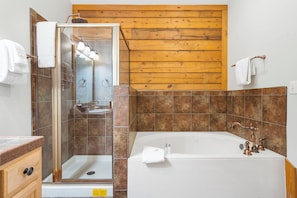 Ensemble douche/baignoire, baignoire Ă jets, sĂšche-cheveux