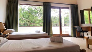 Triple Room | Desk, iron/ironing board (on request), free WiFi, bed sheets - Casa Rosales Hotel (Medellín)