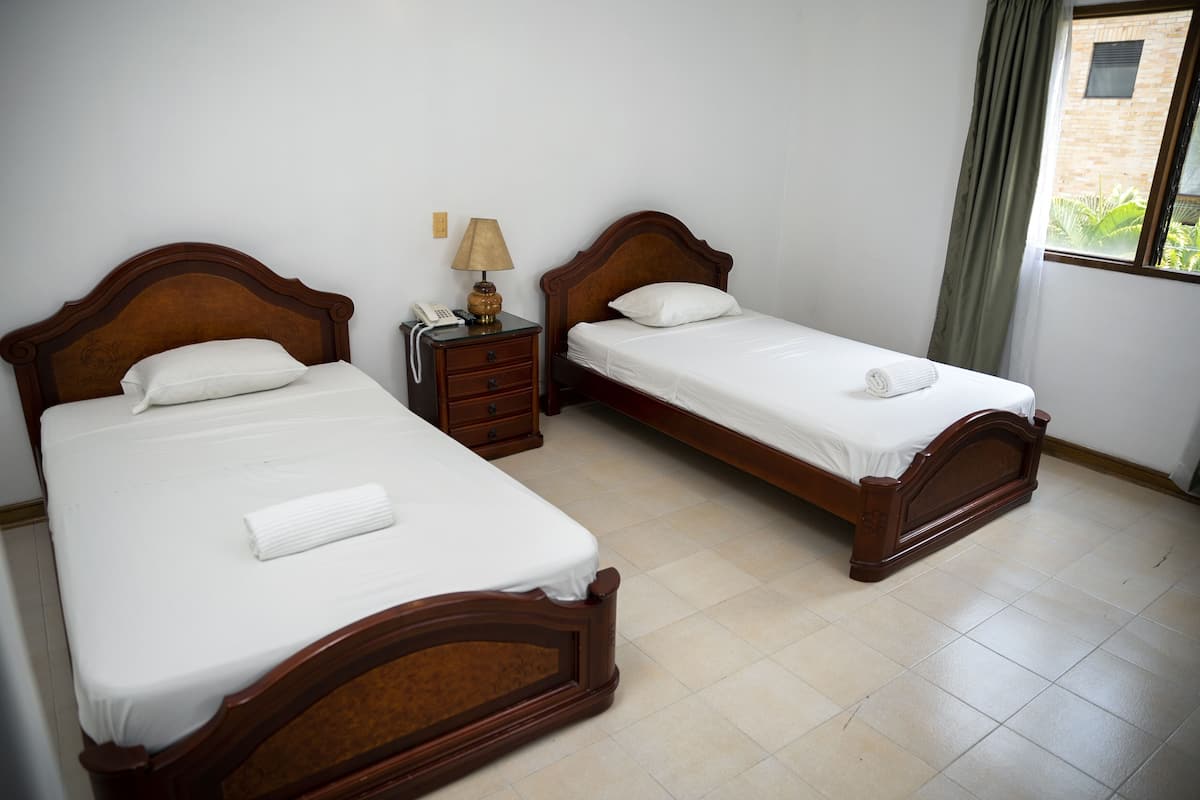 Habitación con 2 camas individuales | Escritorio, tabla de planchar con plancha, wifi gratis y ropa de cama