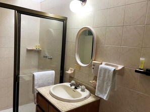 Serviettes fournies, savon, shampoing, papier toilette