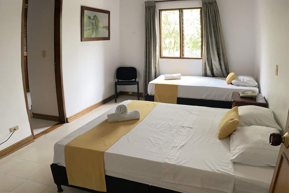 Habitación triple | Escritorio, tabla de planchar con plancha, wifi gratis y ropa de cama