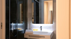 Family Suite | Bathroom | Shower, rainfall showerhead, hair dryer, towels - Woohoo Rooms Fuencarral (Madrid)