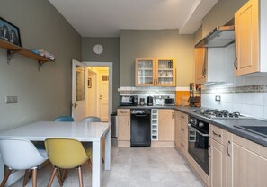 Réfrigérateur, four à micro-ondes, lave-vaisselle, cafetière-théière