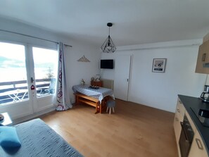 2 bedrooms, iron/ironing board, WiFi