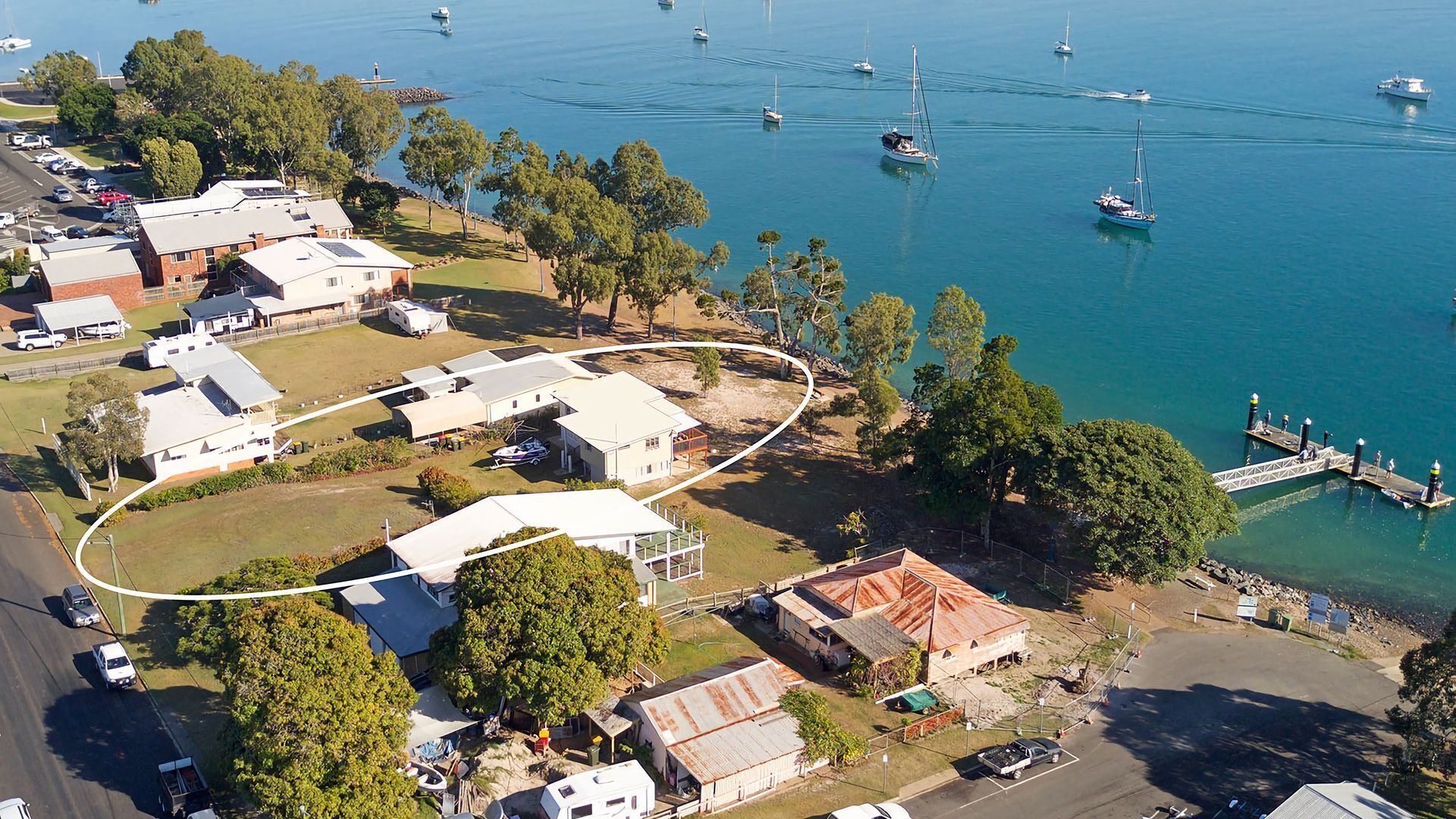 Bazza's Beach House - Riverfront - 3BR - Air Con