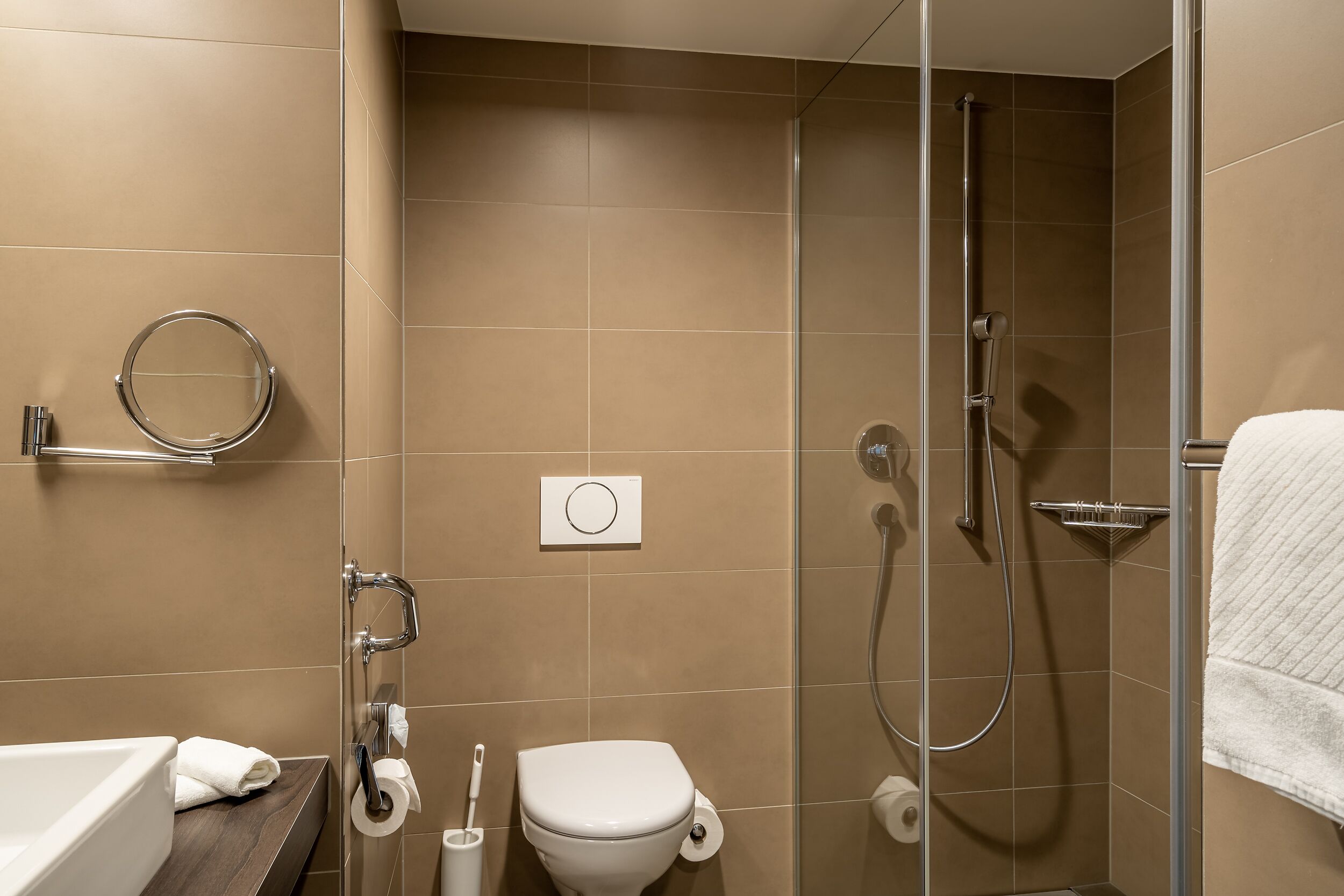 Une salle de bain avec une baignoire, des toilettes et une douche.