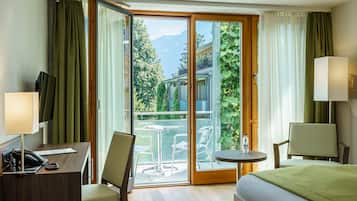 Premium Double Room (Grandlit) | Living area | 55-cm flat-screen TV with cable channels, TV, table tennis