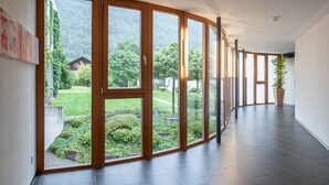 Un pasillo con amplias puertas correderas de vidrio que dan a un jardín.