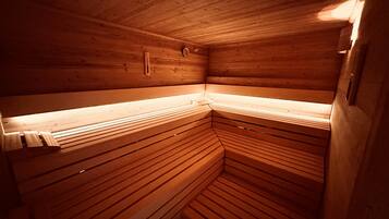 Una sauna con bancos de madera y techo inclinado.