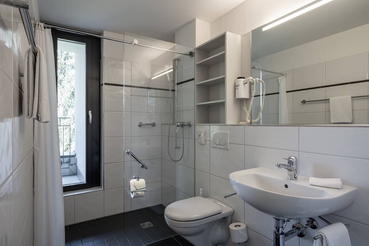 classic single room (grandlit) | bathroom | hair dryer, towels