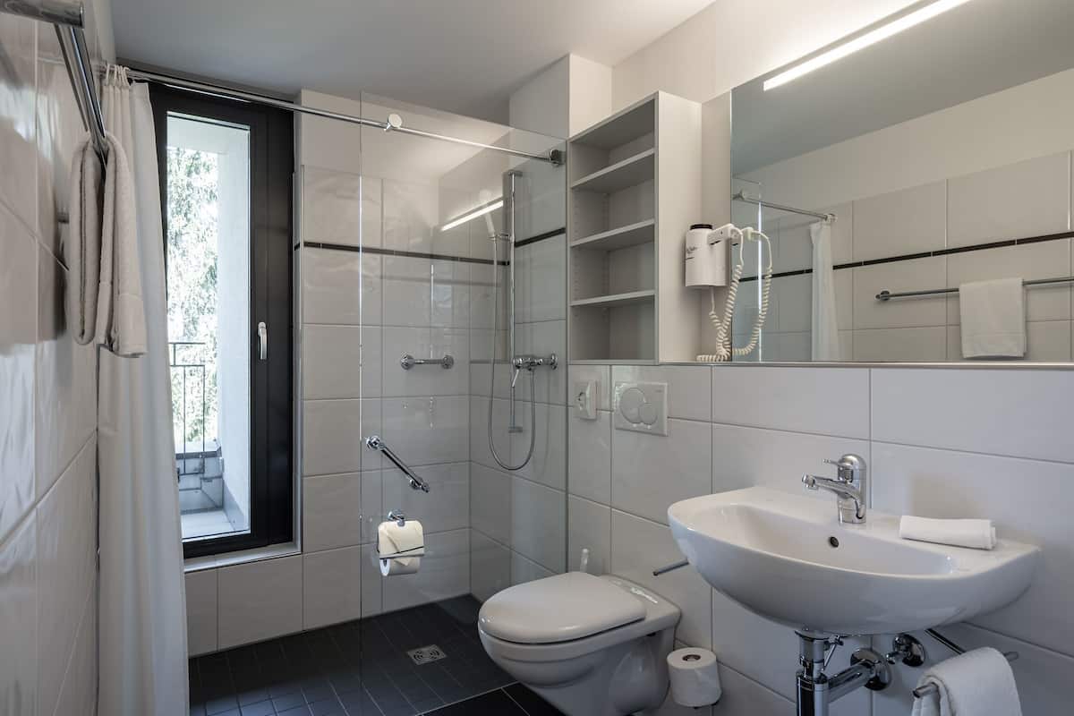 Classic Single Room (Grandlit) | Bathroom | Hair dryer, towels