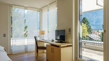 Suite – junior (Attika) | Dundyner, safe på rommet, skrivebord og skrivebord for bærbar PC