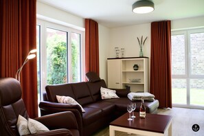 Refugium 5 | Wohnbereich | 50-Zoll-Flachbildfernseher mit Kabelempfang, Fernseher, Kamin