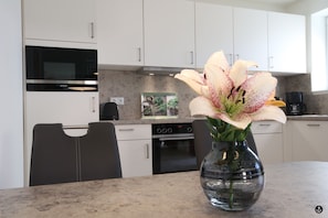 Refugium 5 | Eigene Küche | Großer Kühlschrank, Mikrowelle, Ofen, Herdplatte