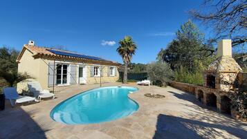 Alberca al aire libre y alberca climatizada