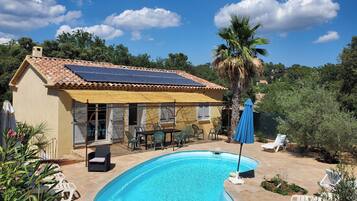 Alberca al aire libre y alberca climatizada