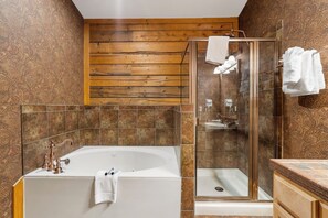Badewanne, Whirlpool, Haartrockner, Handtücher