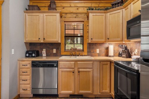Walk-in, One-Level Cabin with Jacuzzi Tub & Fireplace - Close to Shows!