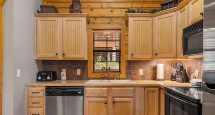 Walk-in, One-Level Cabin with Jacuzzi Tub & Fireplace - Close to Shows!