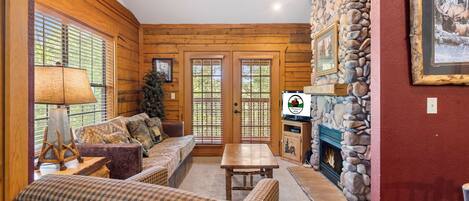 スマートテレビ、暖炉、DVD プレーヤー