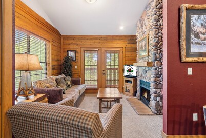 Walk-in, One-Level Cabin with Jacuzzi Tub & Fireplace - Close to Shows!