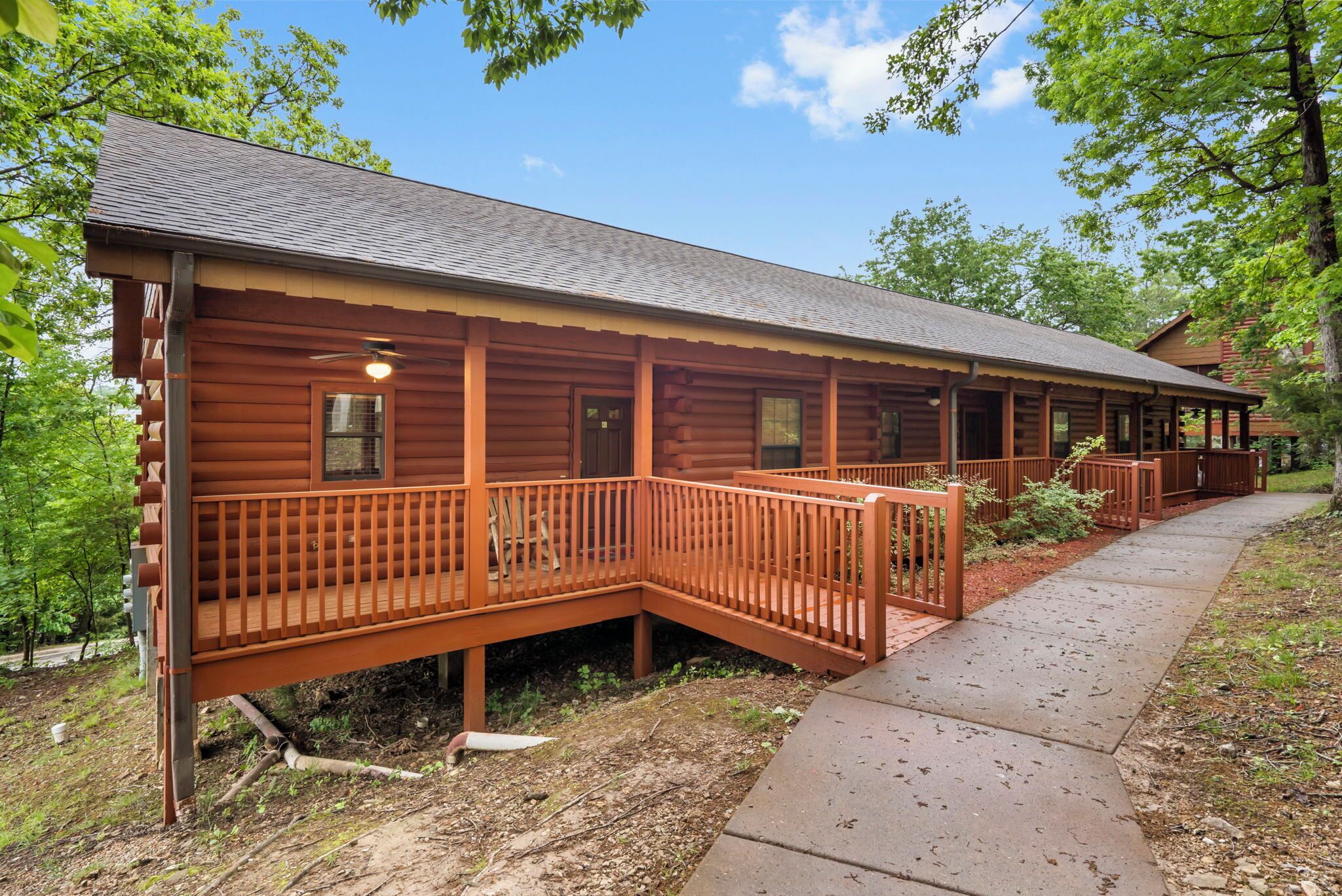 Comfy Walk-in, One-Level Cabin with Jacuzzi Tub & Fireplace - Close to Shows!
