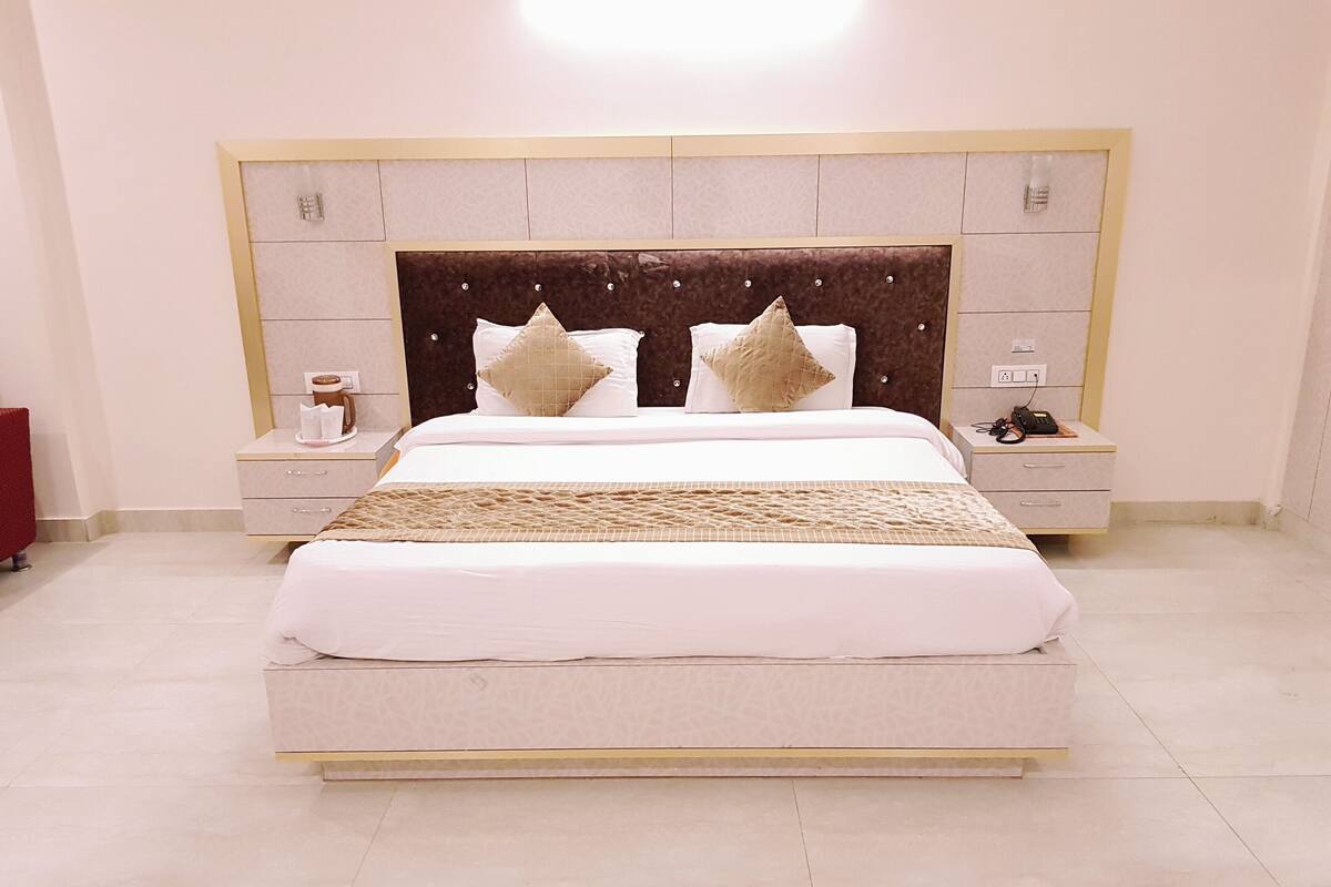 Memory-foam beds, desk, free WiFi