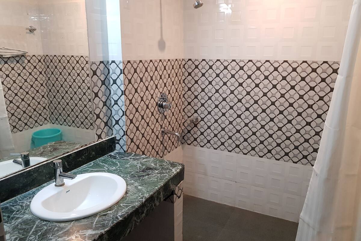 Hydromassage showerhead, designer toiletries, hair dryer, towels