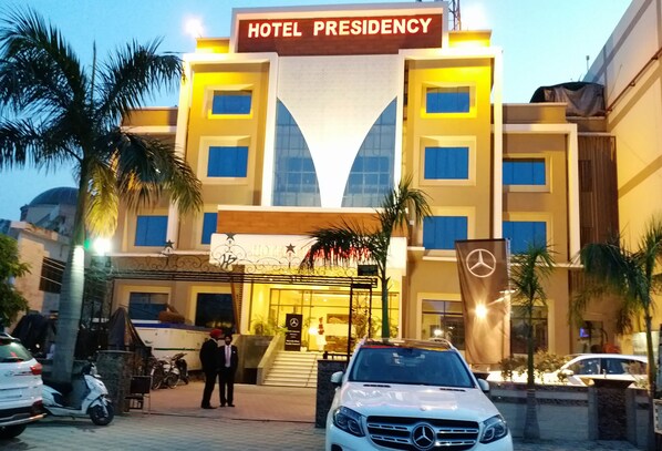 Front of property - Hotel Presidency (Hoshiarpur)