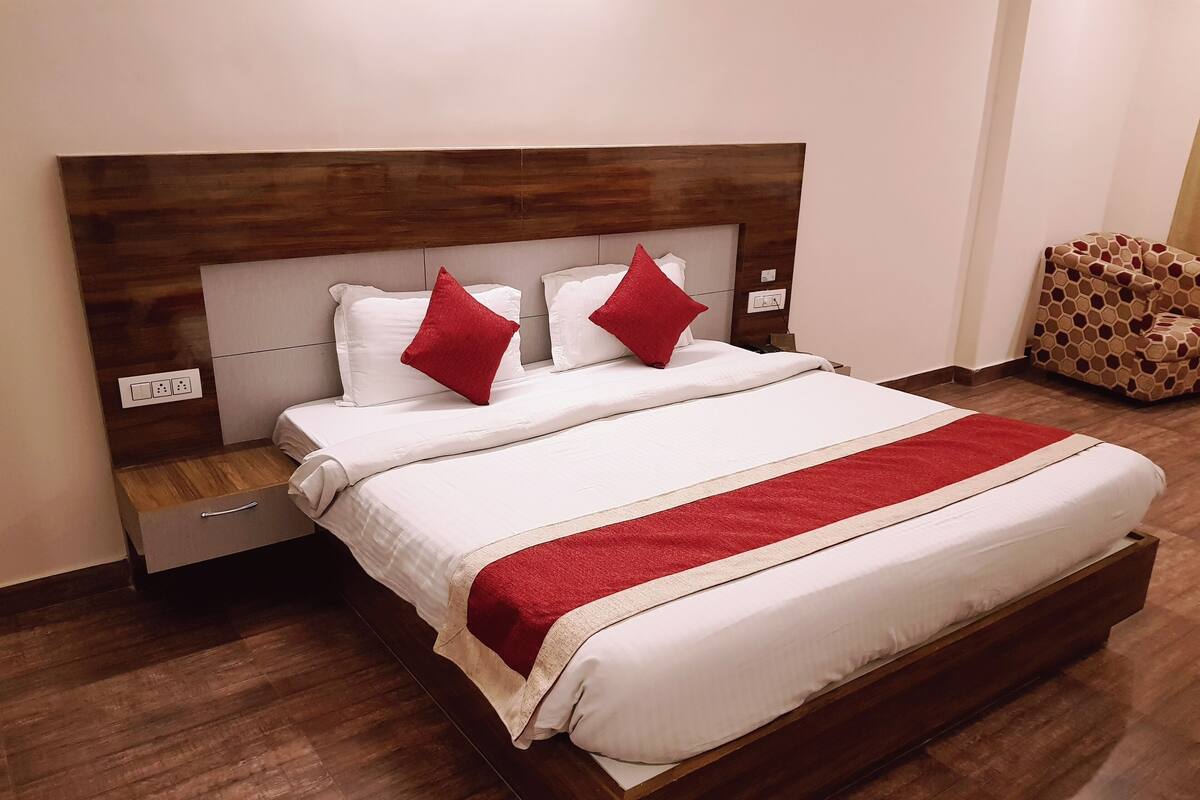 Memory-foam beds, desk, free WiFi