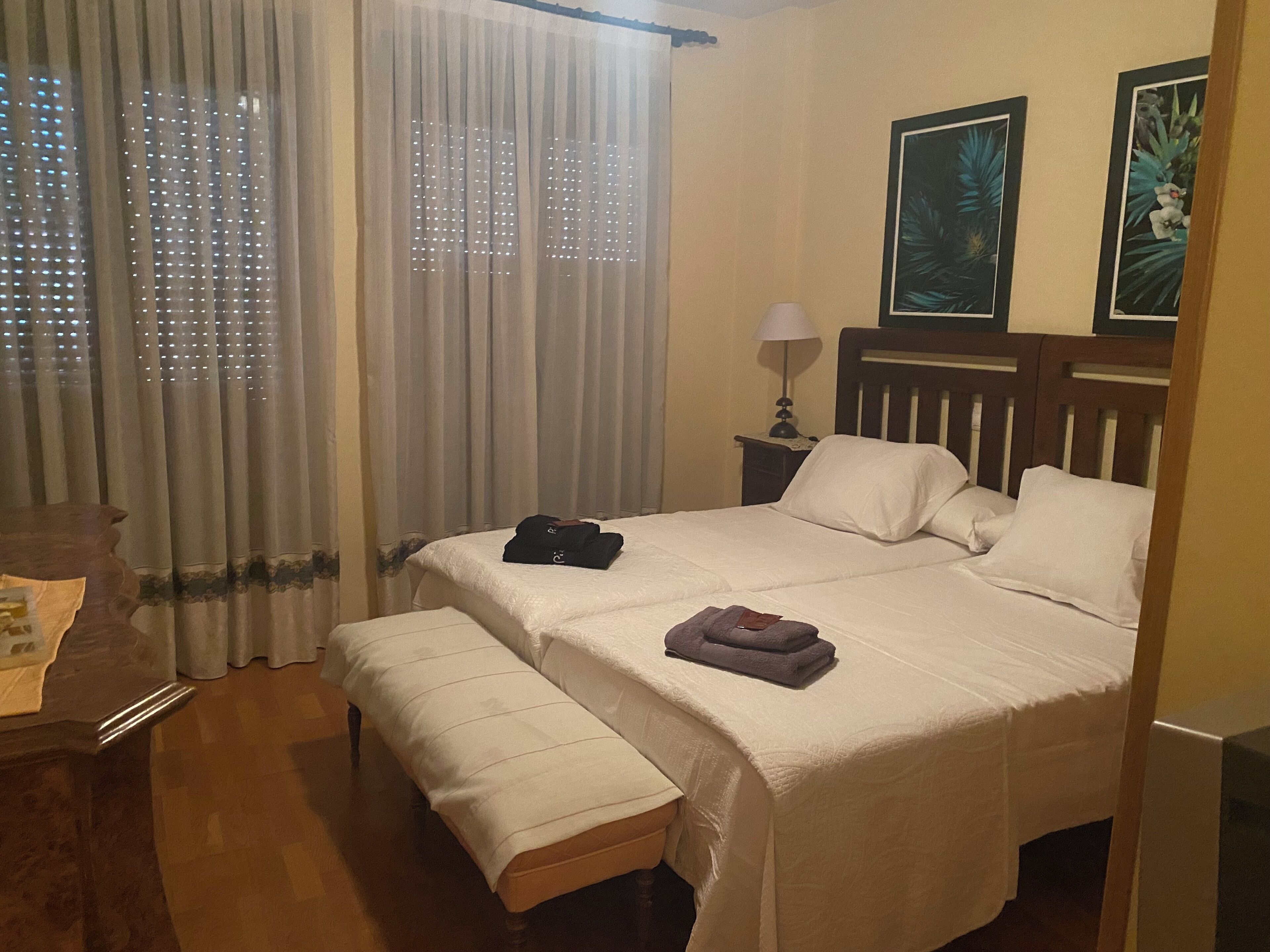 3 habitaciones, tabla de planchar con plancha y cuna de viaje 