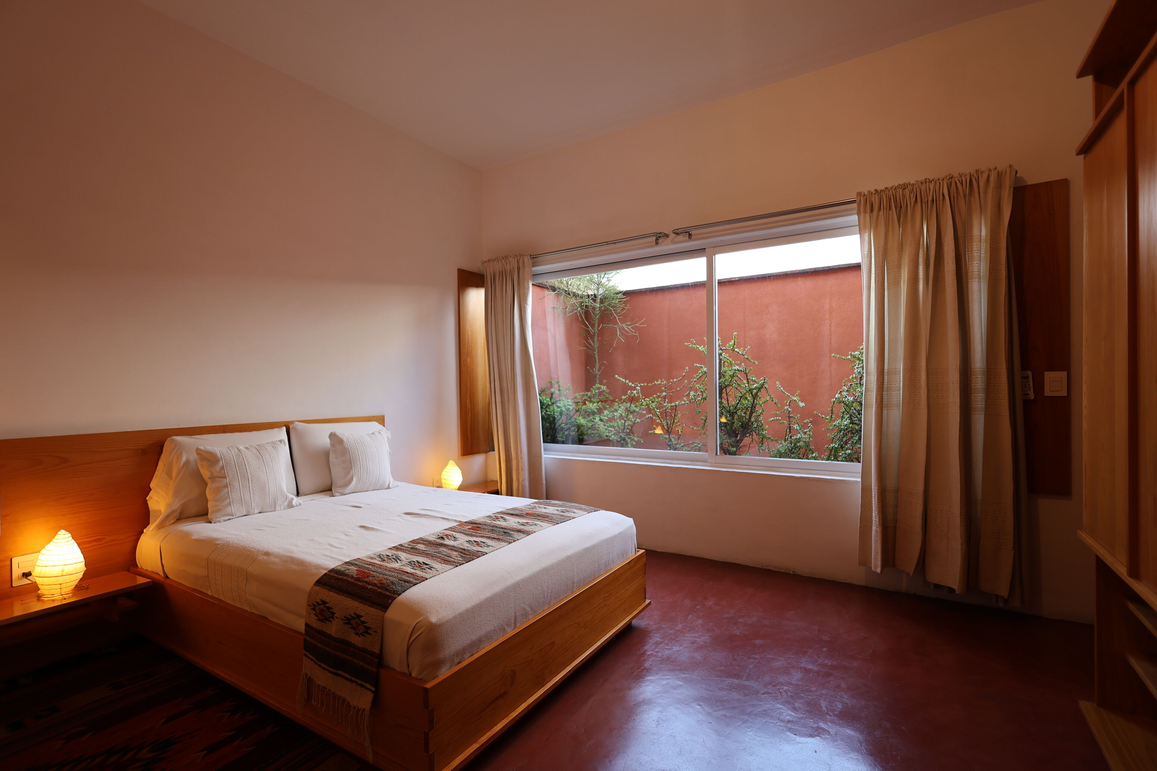 Habitación cuádruple clásica | Ropa de cama de alta calidad y edredón 