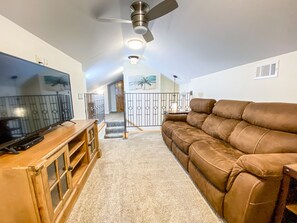 Smart-TV, DVD-Player, Stereoanlage