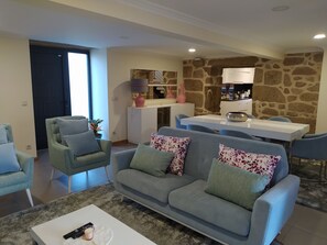 Smart TV, fireplace