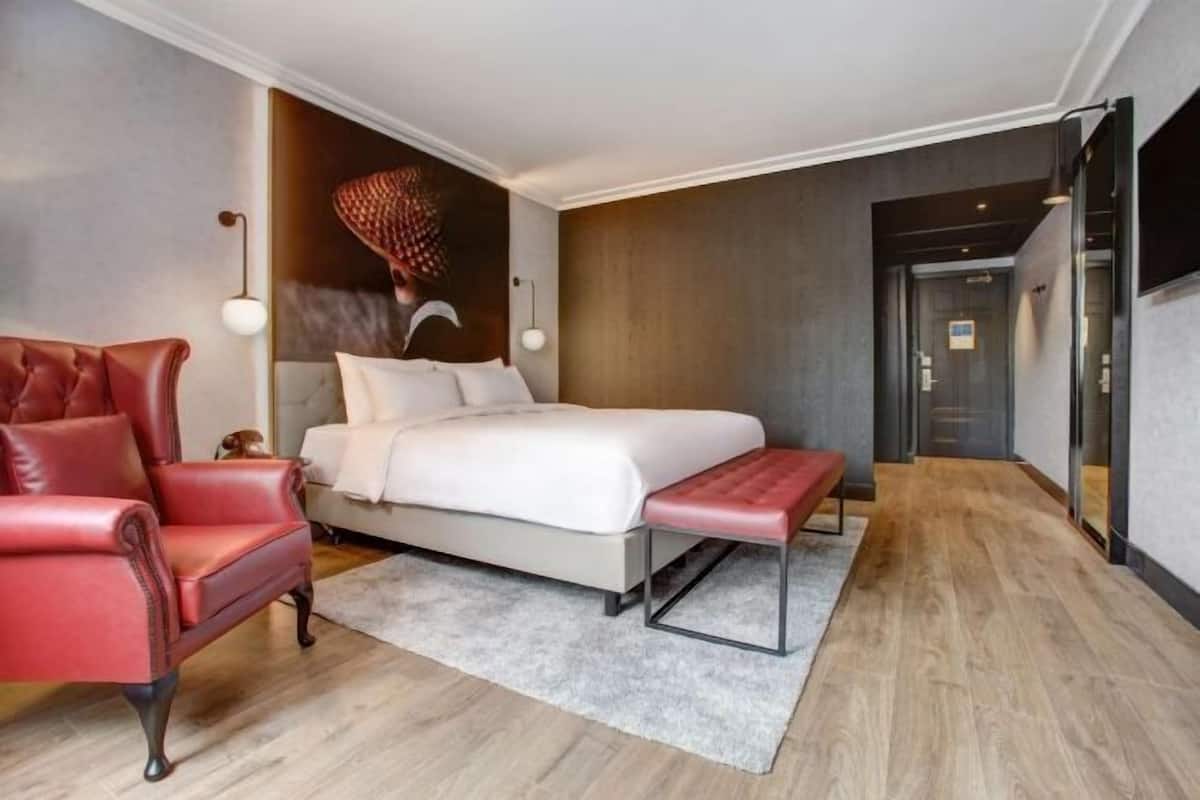 Ropa de cama de alta calidad y caja de seguridad en la habitación