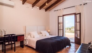 3 chambres, bureau, fer et planche à repasser, lit parapluie