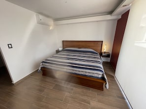 Deluxe tweepersoonskamer | Een minibar, een kluis op de kamer, een laptopwerkplek, gratis wifi