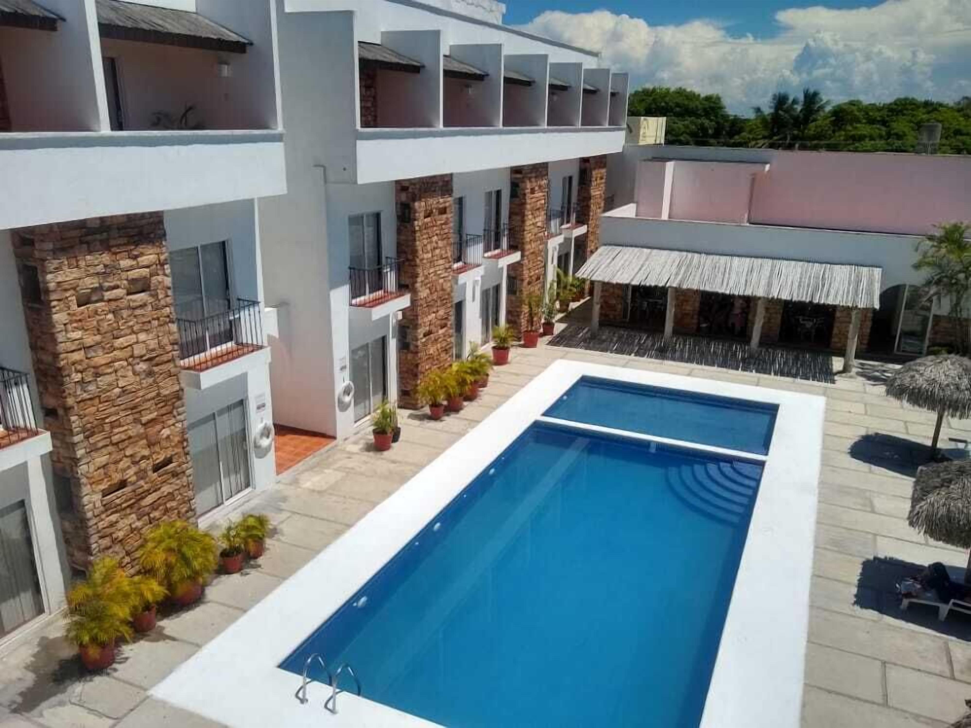 outdoor pool, open 9:30 am to 9:00 pm, pool loungers