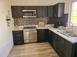 Réfrigérateur, four à micro-ondes, un four, surface de cuisson