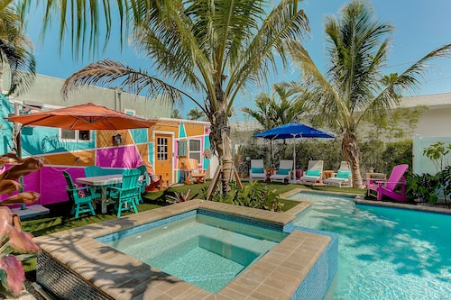 Naut 2 Shabby Cottage-Awesome Pool Area, Pine Ave location close to everything