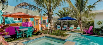 Naut 2 Shabby Cottage-Awesome Pool Area, Pine Ave location close to everything