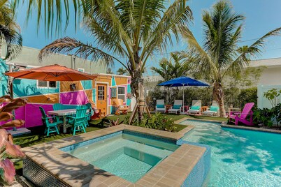 Naut 2 Shabby Cottage-Awesome Pool Area, Pine Ave location close to everything