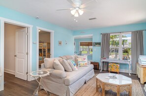 Smart TV - Naut 2 Shabby Cottage-Awesome Pool Area, Pine Ave location close to everything (Anna Maria)