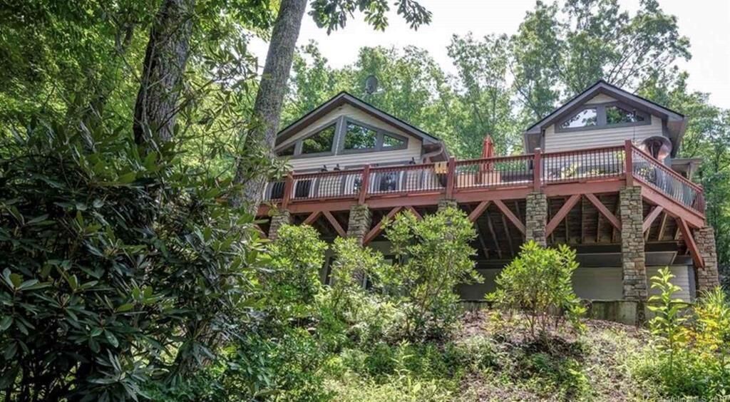 Serenity Now: Beautiful home outside Asheville. Views, outdoor space & more!