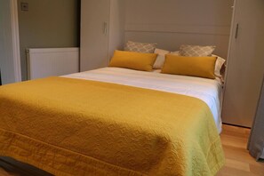 2 bedrooms, iron/ironing board, WiFi, bed sheets - 2-Bed, Sleeps 4, Garden (London)