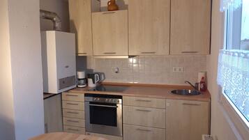 Kühlschrank, Ofen, Herdplatte, Wasserkocher mit Kaffee-/Teezubehör