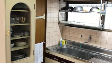 Refrigerador, microondas, parrilla de estufa y utensilios de cocina