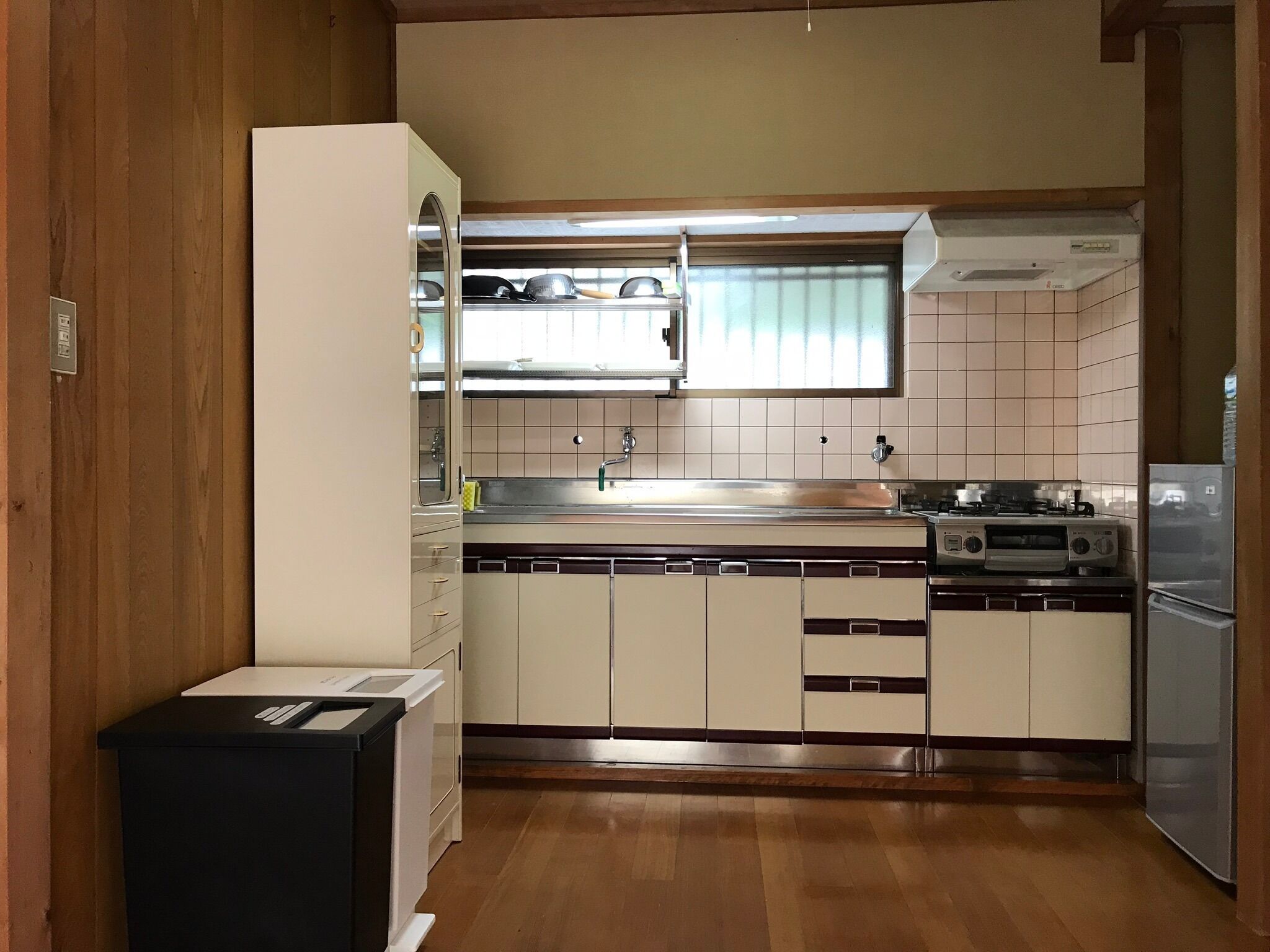 Jääkaappi, mikroaaltouuni, liesi, keittoastiat/astiat/ruokailuvälineet