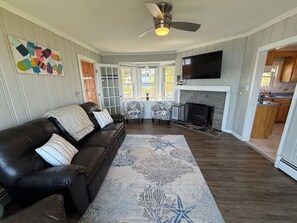 Smart TV, offices - Spectacular views, close to down town Rockland (Owls Head)