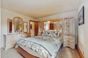 3 bedrooms, iron/ironing board, internet, bed sheets